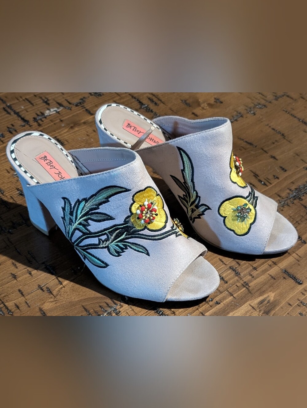 VTG- Betsey Johnson 7.5 Barrow Flower Sandals